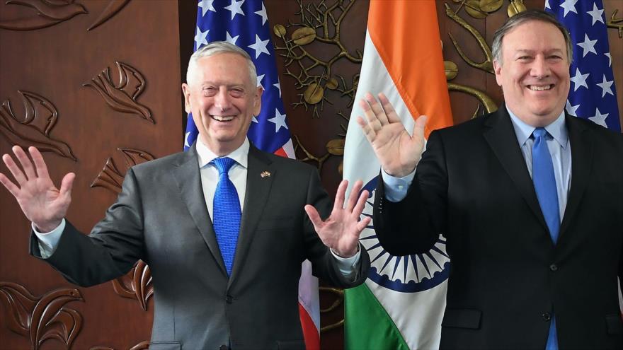 Secretario de Estado (dcha.) y de Defensa (izq.) de EE.UU., Mike Pompeo y James Mattis, respectivamente, en Nueva Delhi, La India, 6 septiembre 2018 (Foto: AFP)