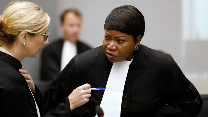 La fiscal jefe de la Corte Penal Internacional (CPI), Fatou Bensouda (dcha.), discute con una compañera en una sesión. (Foto: AFP).