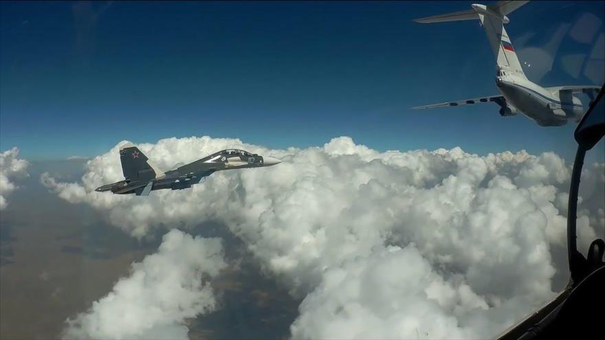 Aviones rusos durante ejercicios militares sobre el mar Mediterráneo.