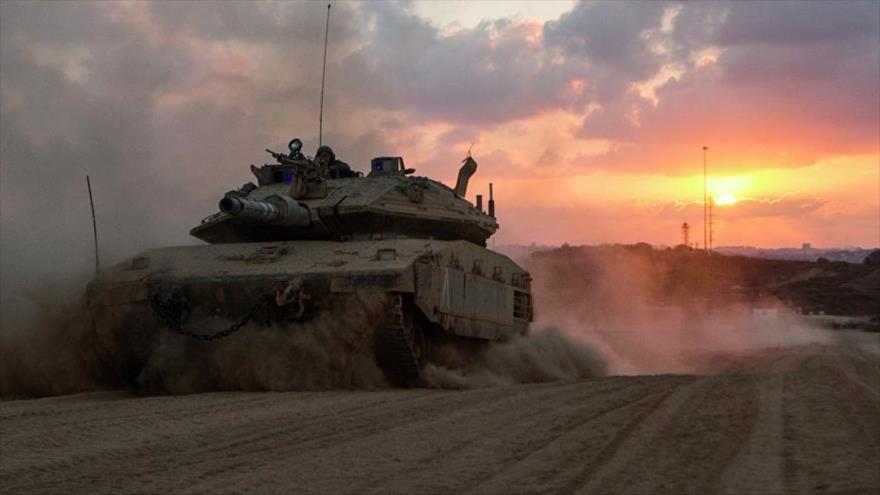 Un tanque israelí Merkava patrulla en la Franja de Gaza.