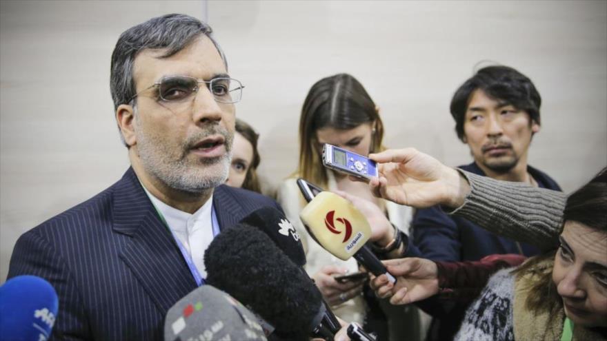 Hosein Yaberi Ansari, asistente especial para Asuntos Políticos de la Cancillería de Irán, responde a los periodistas en Sochi (Rusia), 30 de enero de 2018.