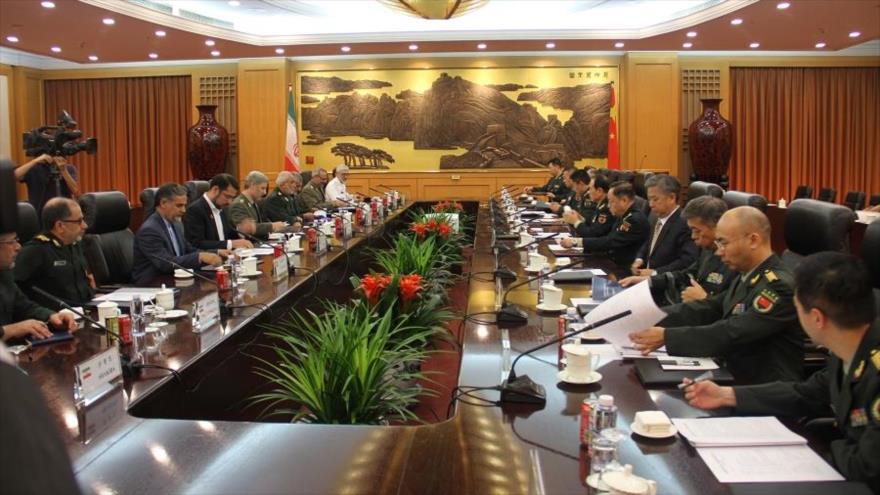 La delegación iraní (izda.) encabezada por el ministro de Defensa, Amir Hatami, se reúne con la de China en Pekín, 7 de septiembre de 2018.