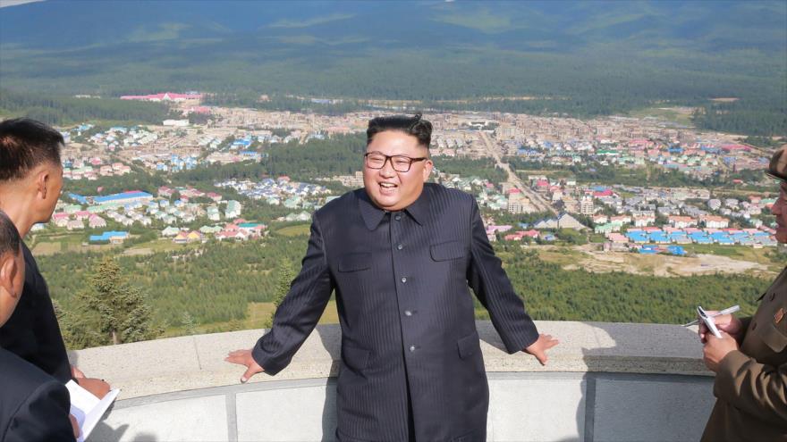 El líder de Corea del Norte, Kim Jong-un, inspecciona los sitios de construcción en la provincia de Ryanggang, 19 de agosto de 2018. (Foto: AFP).