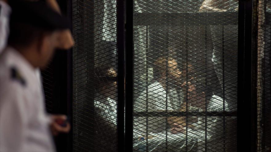 
Miembros de los Hermanos Musulmanes son vistos durante su juicio en El Cairo, la capital egipcia, 8 de septiembre de 2018. (Foto: AFP)
