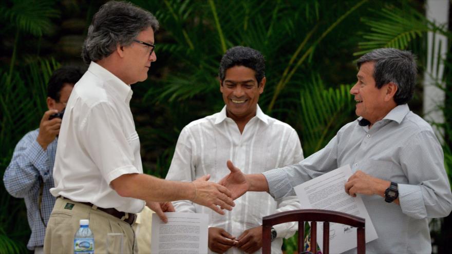 Los principales negociadores del Gobierno de Colombia y el ELN se estrechan la mano durante la 6.ª ronda de diálogos de paz en Cuba, 1 de agosto de 2018.