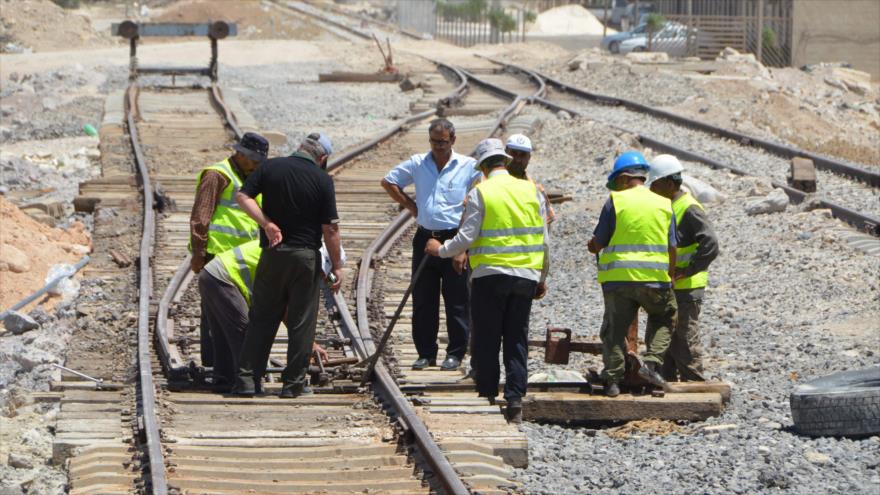 Siria reconstruye una línea ferroviaria paralizada por la guerra