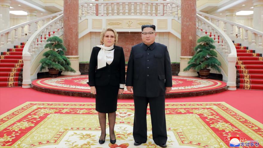 El líder norcoreano, Kim Jong-un, y presidenta del Consejo ruso, Valentina Matvienko, en Pyongyang, 9 de septiembre de 2018. (Foto: KCNA)