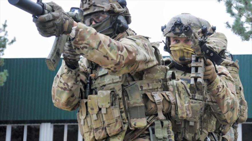Fuerzas del servicio de seguridad de Ucrania (SBU, por sus siglas en ucraniano) durante un ejercicio militar.