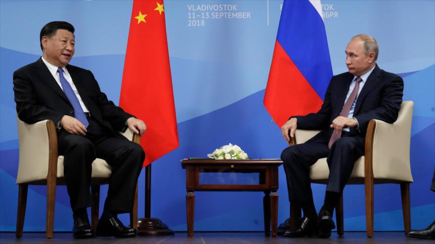 El presidente ruso, Vladimir Putin (dcha.) junto con su homólogo chino, Xi Jinping, 11 de septiembre de 2018.