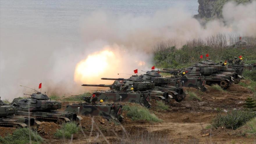 Tanques M60A3 disparan proyectiles durante el ejercicio militar anual Han Kuang en el archipiélago de Penghu, Taiwán, 25 de mayo de 2017. 