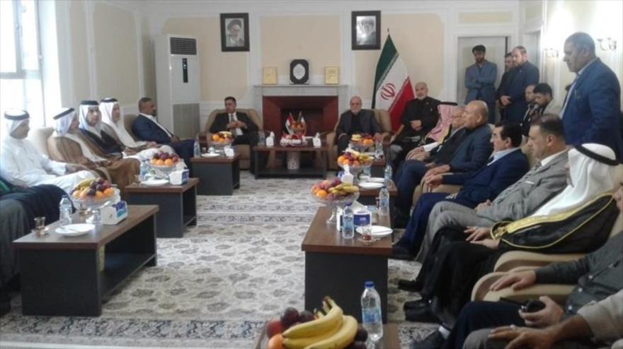 El Encuentro del embajador de Irán (al fondo dcha) con autoridades iraquíes en el nuevo consulado iraní la ciudad iraquí de Basora, 11 de septiembre de 2018. (Fuente: Tasnim)