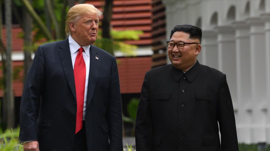 El presidente de EE.UU., Donald Trump, y el líder de Corea del Norte, Kim Jong-un, en Singapur, 12 de junio de 2018. (Foto: AFP)