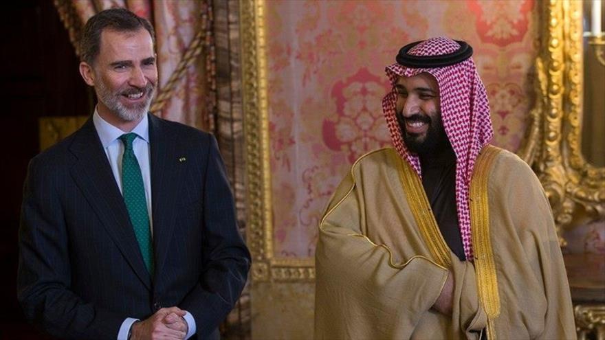 El rey de España, Felipe VI, junto al príncipe heredero saudí, Muhamad bin Salman Al Saud, en Madrid, 12 de abril de 2018 (Foto: AFP).
