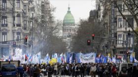 Argentinos se manifiestan contra políticas económicas de Macri 