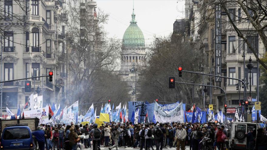 Argentinos se manifiestan contra políticas económicas de Macri 