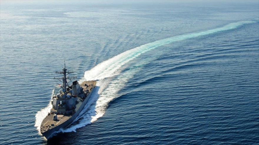 El destructor estadounidense USS Bulkeley pasa por el mar Mediterráneo