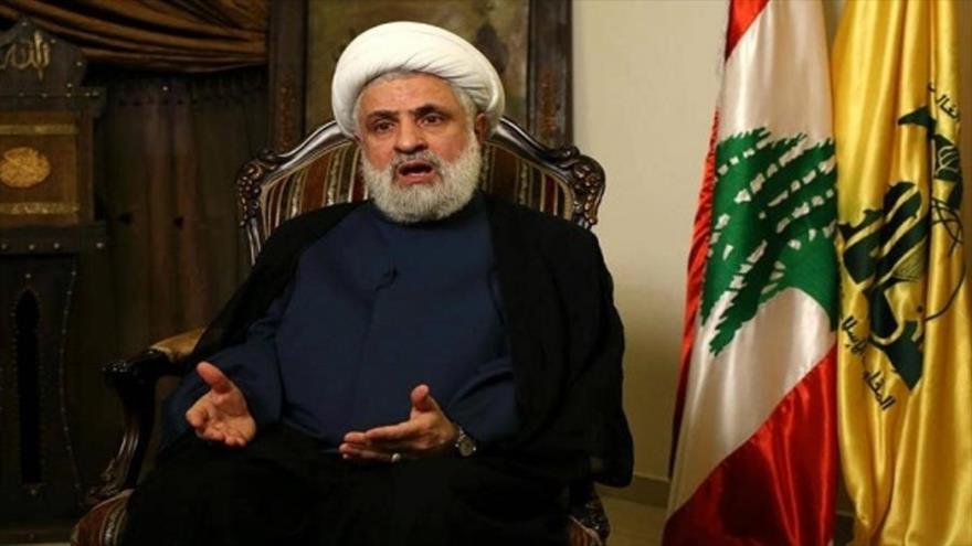 El vicesecretario general de la Resistencia Islámica de El Líbano (Hezbolá), el sheij Naim Qasem, concede una entrevista a un medio de comunicación.