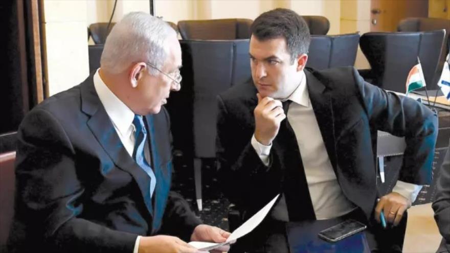 El premier israelí, Benjamín Netanyahu (izq.), junto a su portavoz ante los medios extranjeros, David Keyes.