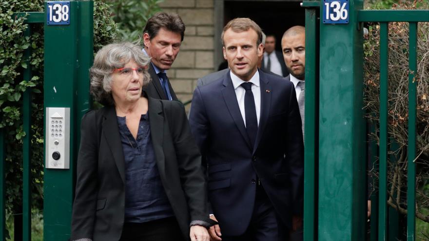 Presidente francés Emmanuel Macron y la hija de Maurice Audin, matemático asesinado por militares galos en Argelia, 13 de septiembre de 2018. (Foto:AFP)
