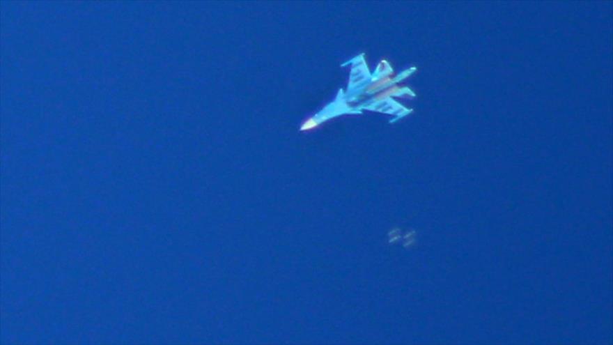 Avión de combate Sujoi Su-34 de las Fuerzas Aéreas de Rusia bombardean las posiciones terroristas en Siria, 7 de septiembre de 2018. (Foto: AFP)