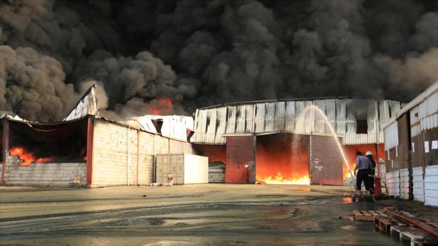 Un gran incendio en un almacén del Programa Mundial de Alimentos de la ONU en el puerto yemení de Al-Hudayda, 31 de marzo de 2018.