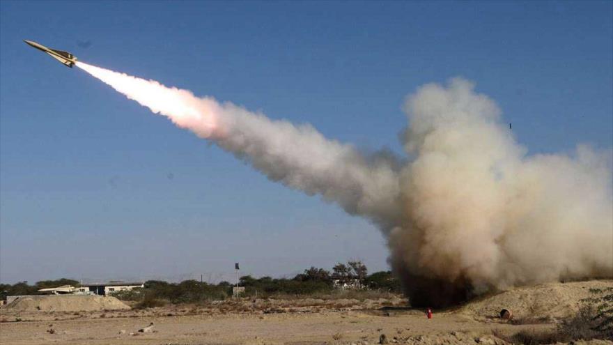 Un misil balístico, tipo Badr-1.