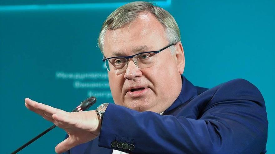 El presidente del banco ruso VTB, Andréi Kostin, presentando en Moscú su plan para abandonar el dólar, 14 de septiembre de 2018 (Foto: Kommersant).