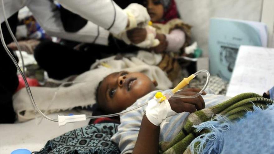 Un niño yemení, sospechoso de estar infectado con el cólera, en un hospital de Saná, la capital de Yemen.
