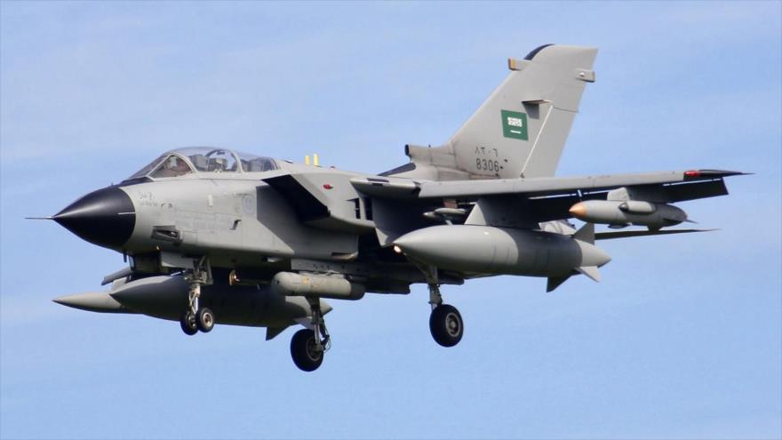 Un cazabombardero saudí modelo Panavia Tornado IDS en pleno vuelo.