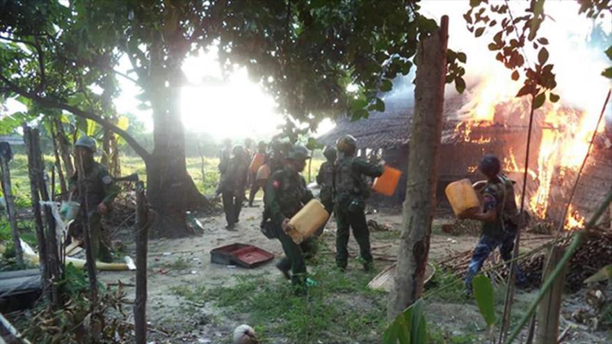 Militares birmanos queman casas de los musulmanes rohingyas en el estado de Rajine, en el oeste de Myanmar. 