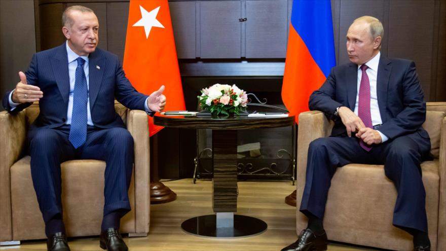 El presidente de Rusia, Vladimir Putin, y su par turco, Recep Tayyip Erdogan, en una reunión en Sochi, 17 de septiembre de 2018. (Foto: AFP)