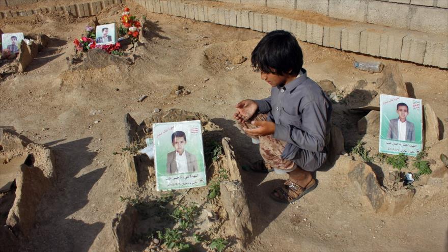 Un niño yemení junto a las tumbas de unos escolares asesinados en un ataque de Arabia Saudí, 4 de septiembre de 2018. (Foto: AFP)