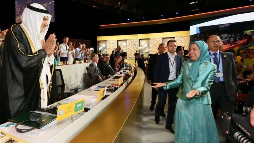 La jefa del grupo terrorista MKO, Maryam Rayavi, saluda al príncipe saudí Turki bin Faisal Al Saud, en Francia, julio de 2016.