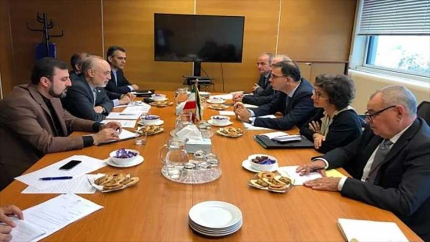 Ali Akbar Salehi, jefe de Organización de Energía Atómica de Irán (2º de izda.), visita a representantes de Francia en Viena, 19 de septiembre de 2018.