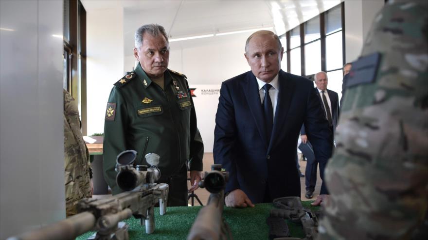 El presidente ruso, Vladimir Putin, y su ministro de Defensa, Serguéi Shoigu, visitan un parque militar en Moscú, 19 de septiembre de 2018 (Foto: AFP)