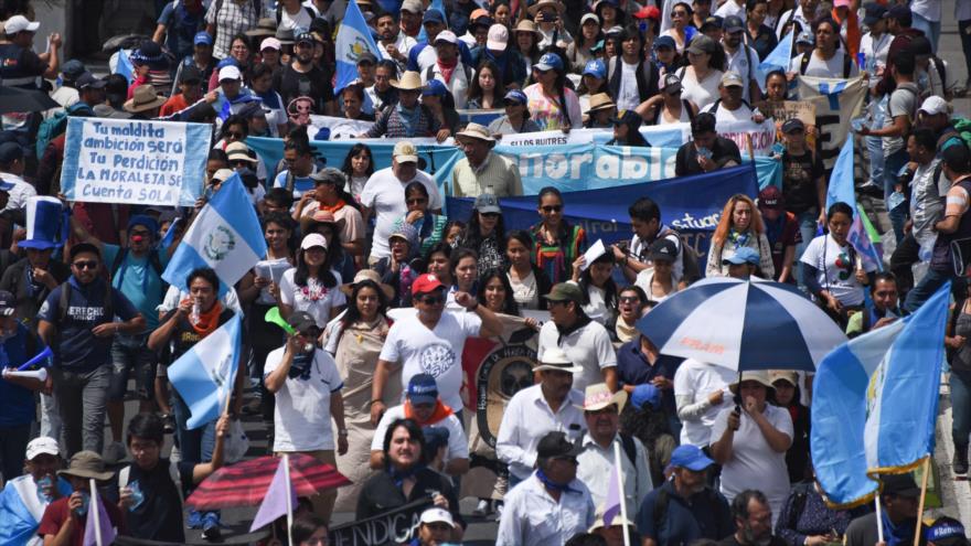 Miles de guatemaltecos protestan con gritos de ‘fuera Jimmy’