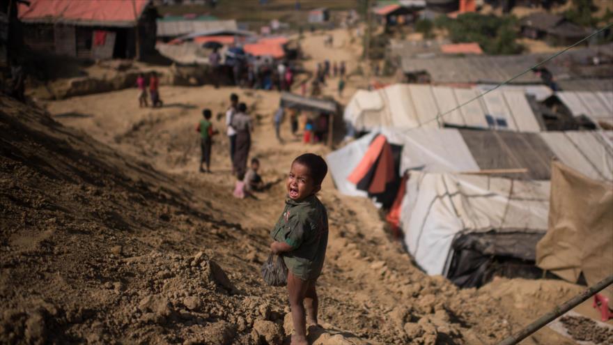 Un niño refugiado rohingya llora mientras está parado cerca de un campamento de refugiados en Bangladés, 29 de noviembre de 2017. (Foto: AFP)