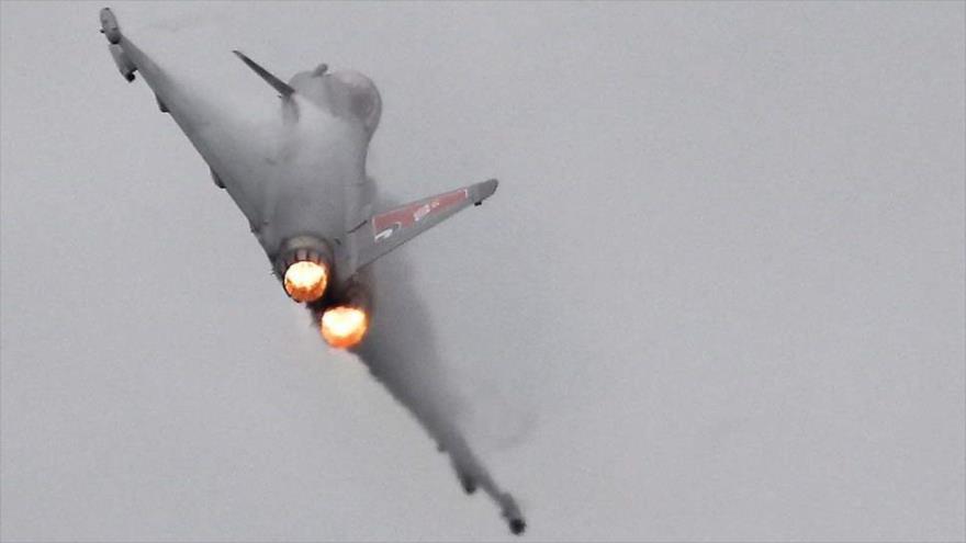 Un caza Eurofighter Typhoon británico en pleno vuelo.