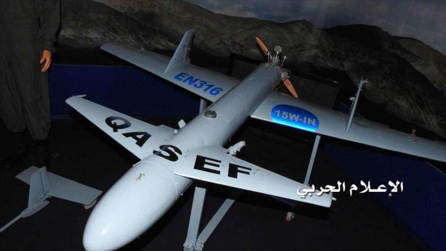 Un avión no tripulado Qasef-1 del movimiento popular yemení Ansarolá.