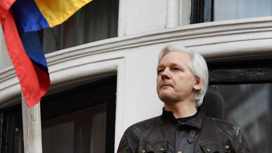 El fundador de Wikileaks, Julian Assange, en el balcón de la embajada de Ecuador en Londres (capital británica), 19 de mayo de 2017. (Foto: AFP)