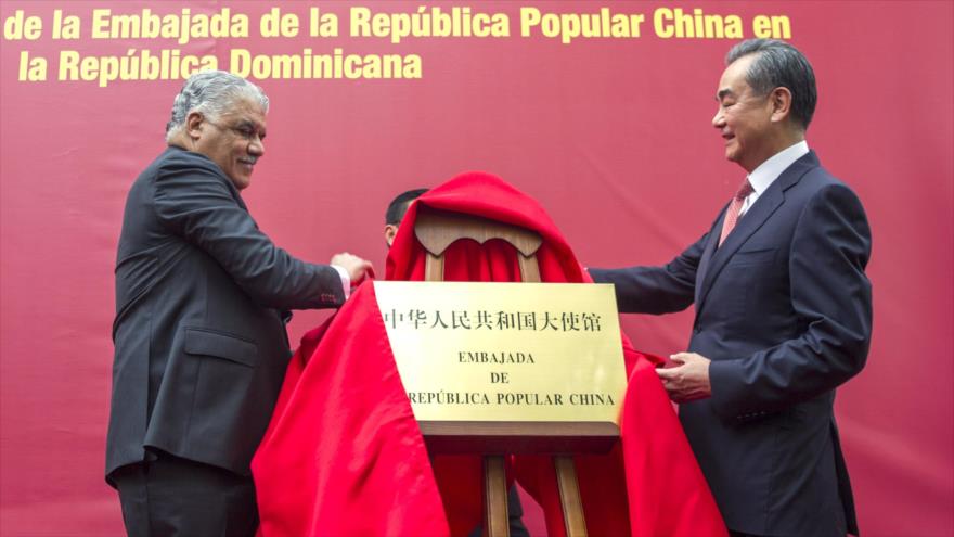 El canciller chino, Wang Yi, y su par dominicano, Miguel Vargas, inauguran embajada china en Santo Domingo, 21 de diciembre de 2018. (Foto: AFP)