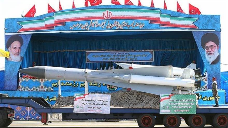 Irán exhibe misiles de fabricación nacional en el Día del Ejército, 18 de abril de 2018.