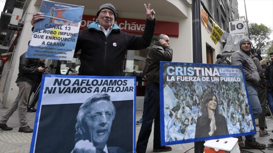 Partidarios de la expresidenta argentina Cristina Fernández de Kirchner en una concentración en Buenos Aires, 23 de agosto de 2018. (Foto: AFP)