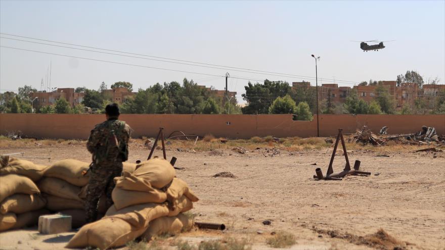 Un helicóptero de transporte estadounidense modelo Chinook sobrevuela una zona en Al-Hasaka (noreste de Siria), 11 de septiembre de 2018. (Foto: AFP)