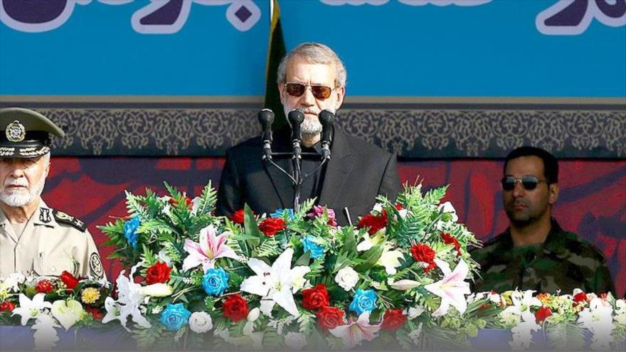 El presidente del Parlamento de Irán (Mayles), Ali Lariyani, ofrece un discurso durante un desfile militar en Bandar Abás (sur), 22 de septiembre de 2018. (Foto: icana.ir)