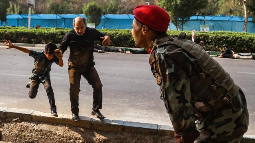 Civiles y fuerzas de seguridad durante el ataque contra el desfile militar del Ejército iraní en Ahvaz, 22 de septiembre de 2018. (Foto: ISNA)