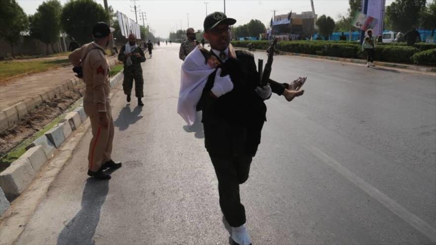 Un soldado ayuda a una niña tras un atentado terrorista en Ahvaz, suroeste de Irán, 22 de septiembre de 2018.