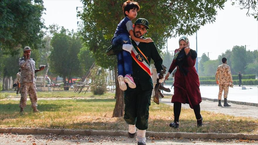 Un soldado ayuda a un niño tras un atentado terrorista en Ahvaz, suroeste de Irán, 22 de septiembre de 2018. (Foto: FARS)