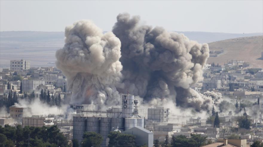 Humareda ocasionada por un ataque aéreo perpetrado por la coalición anti-Daesh en Siria.