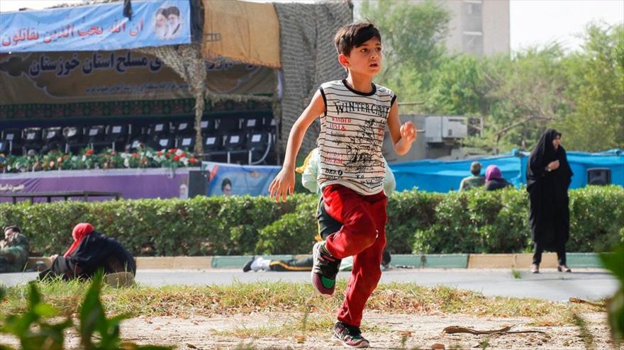 Un niño corre durante el ataque terrorista en la ciudad de Ahvaz, en el suroeste de Irán, 22 de septiembre de 2018. (Foto: FARS)